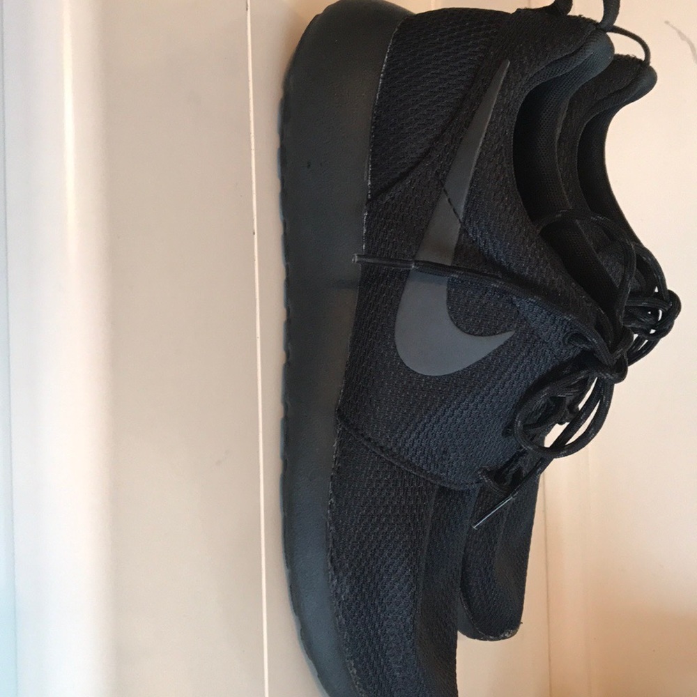 I am selling all black Nike roshe runs